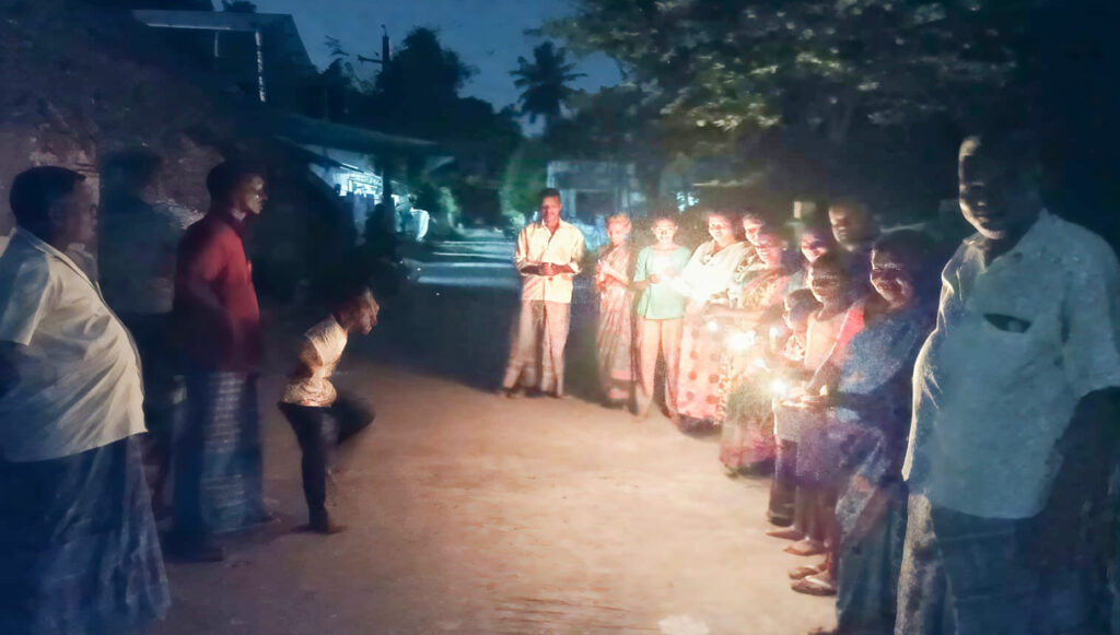 ஆலத்தூர் ஊராட்சியில் தெருவிளக்குகளை சீரமைக்கக் கோரி மெழுகுவர்த்தி ஏந்தி போராட்டம்
