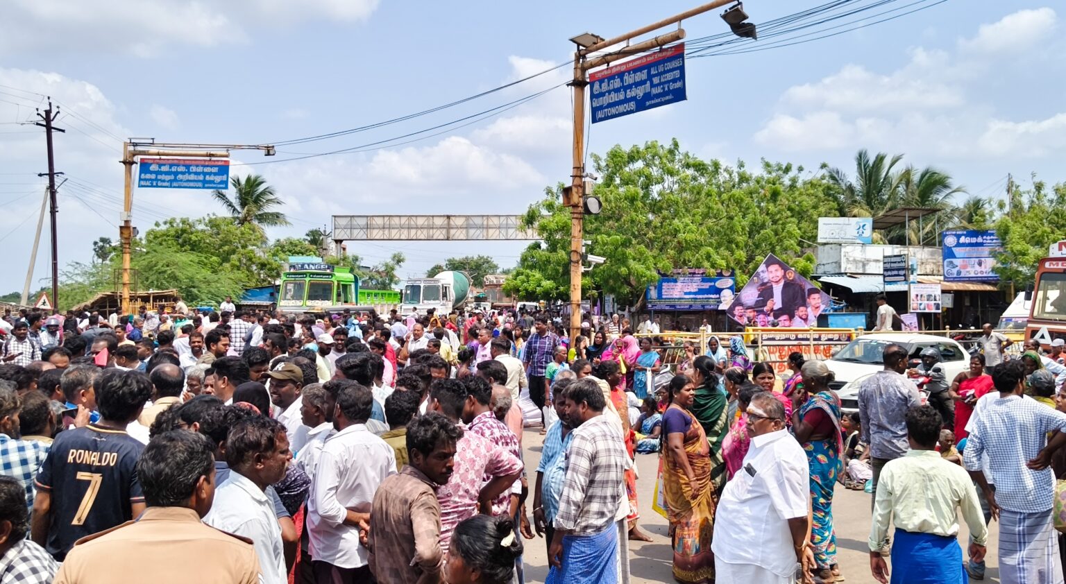 தமிழக – புதுவை எல்லையில் ஸ்தம்பித்த போக்குவரத்து!