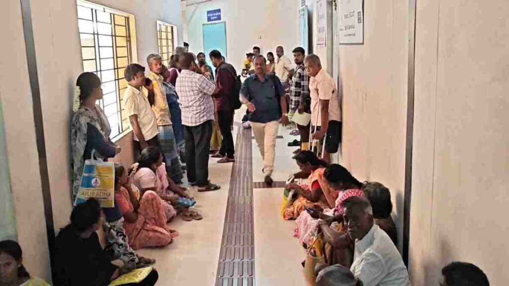 இருக்கை வசதியின்றி தரையில் அமரும் அவலம்: திருப்பத்தூர் ஆட்சியர் அலுவலக ஆதார் மையத்தில் பொதுமக்கள் அவதி!